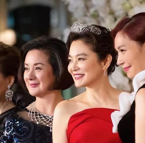 林青霞:为丑老公生下两个女儿后,他把13岁的私生子带回家