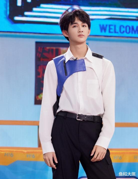 18岁荣梓杉被曝背刺,向经纪人索要上万球鞋,前经纪团队回应来了