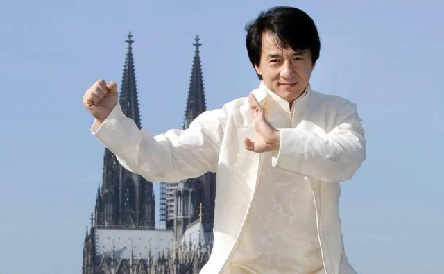 70岁成龙国庆档电影《熊猫计划》全网预热 宝刀未老观众依然期待