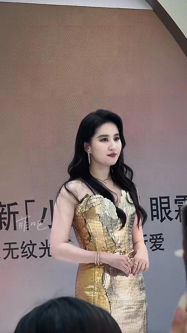 37岁刘亦菲三亚出席活动引热议,被指虎背熊腰,衣服也一言难尽!