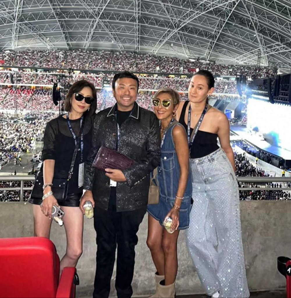 58岁刘嘉玲朝圣霉霉演唱会,穿透视装热舞摇头扭臀,百亿名媛相伴