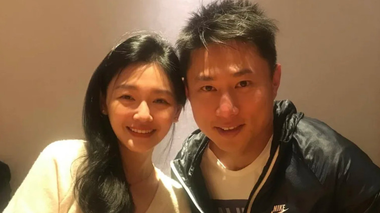 小S发文称想念大S，老同学晒出合影，曝大S生前替经纪人安排前途