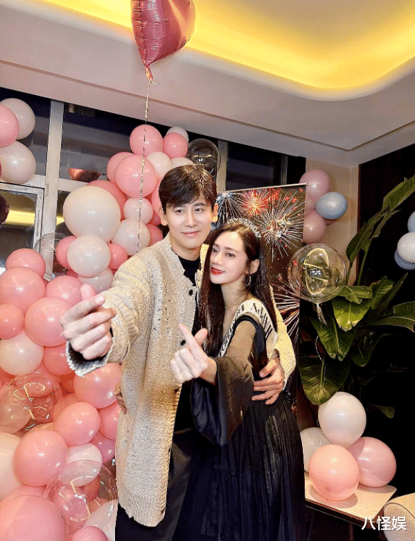 秋瓷炫晒全家福庆46岁生日，搂着生病的婆婆挽着公公，笑得好幸福