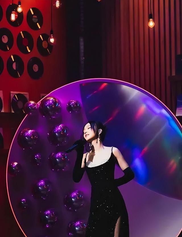 41岁张韶涵惊艳到我了，穿高开衩“钻石裙”秀美腿，真是艳而不俗！