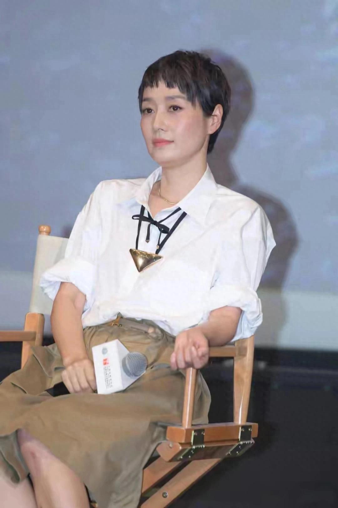 马伊琍北京亮相,短发英姿飒爽,妆容引热议。