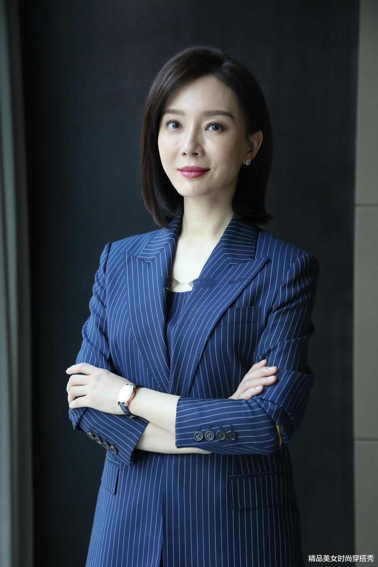 职场女性的优雅装扮，宝蓝色条纹西服套装的魅力