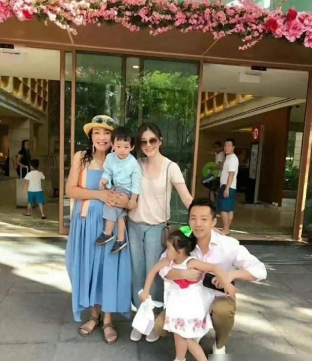 泪目！大S孩子一直拿着她剩下的半块饼干