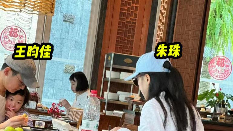 朱珠一家3口被偶遇，小2岁老公帅气又贴心，王宝珠越长越像爸爸！