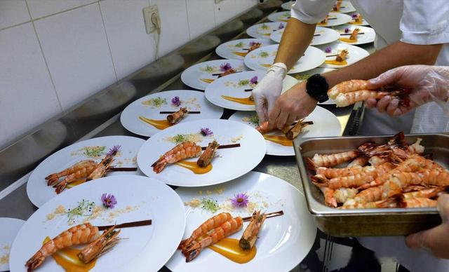 去吃自助餐,这6种食物一口都不吃的人,老板:此人绝对是内行