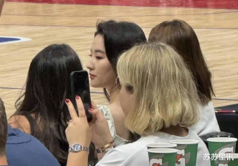 37岁刘亦菲现身NBA赛场,手提25万LV包包,白上衣牛仔裤太青春