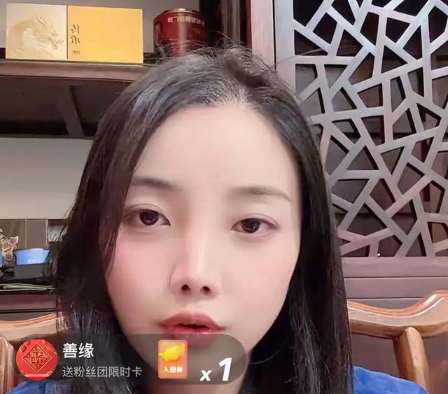 56岁谢广坤三婚生了儿子:28岁小娇妻名校毕业,曾是他资助的大学生!