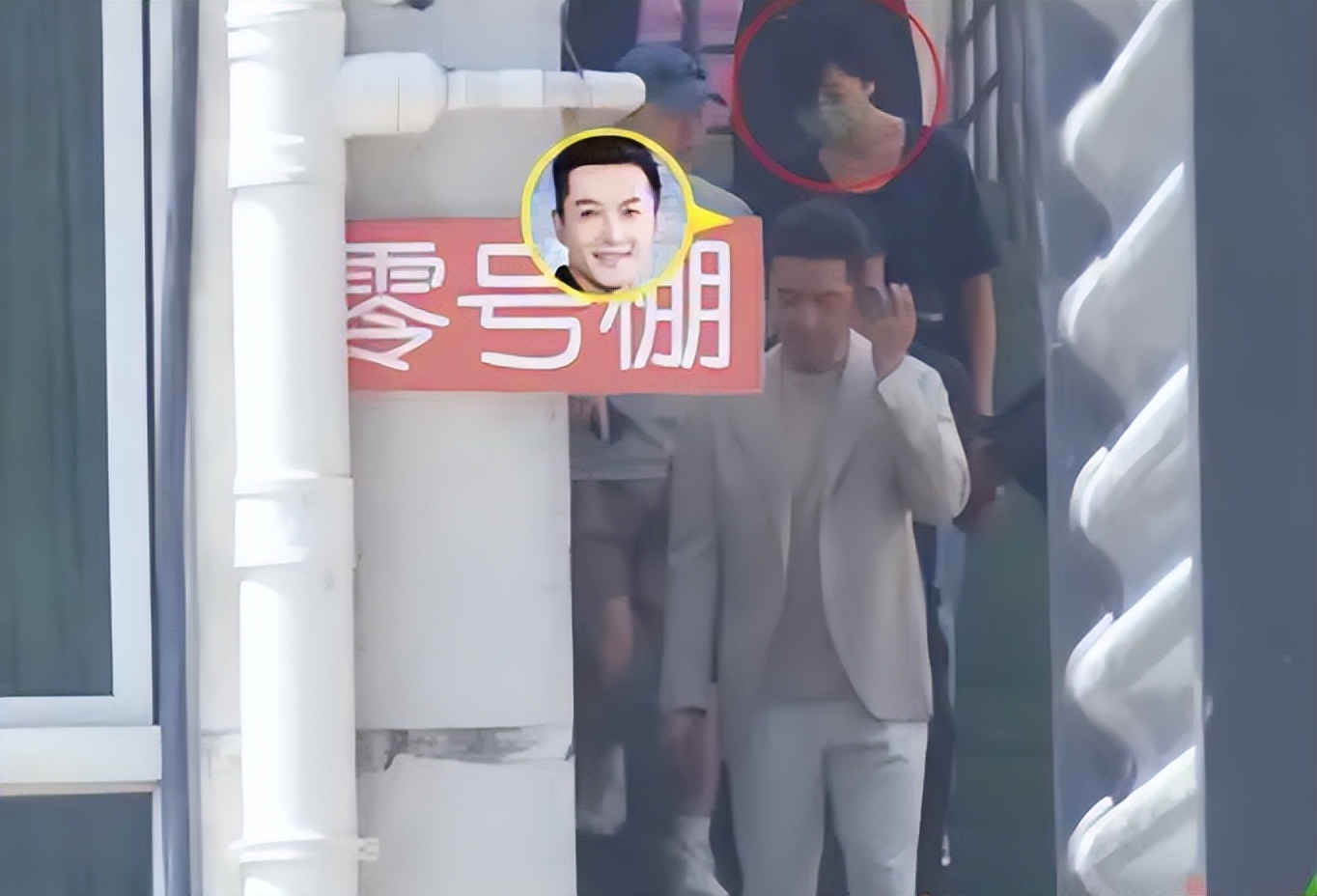 胡歌工作获90后妻子陪伴,黄曦宁穿着朴素低调,形象气质仍像工作人员