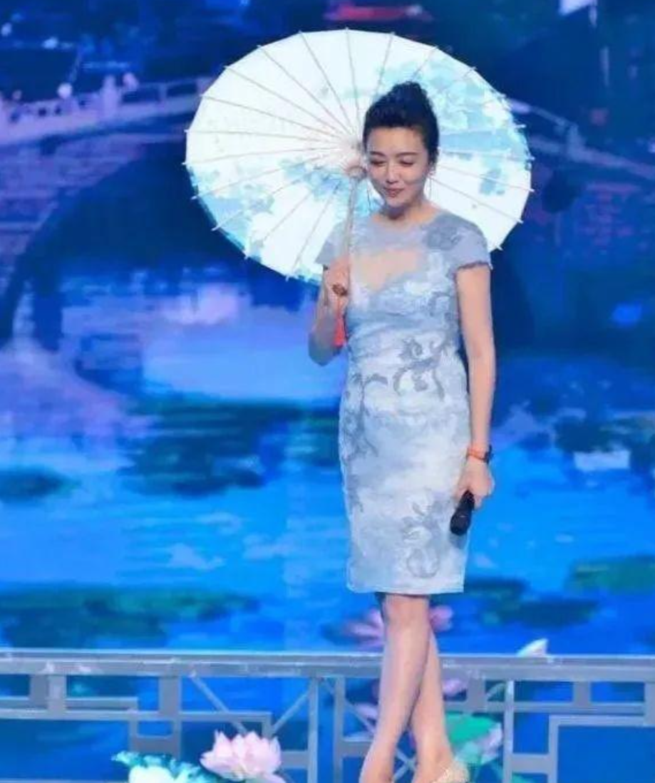 江珊被称为中年男人的收割机,不只是靠长相,还靠她的身材比例!