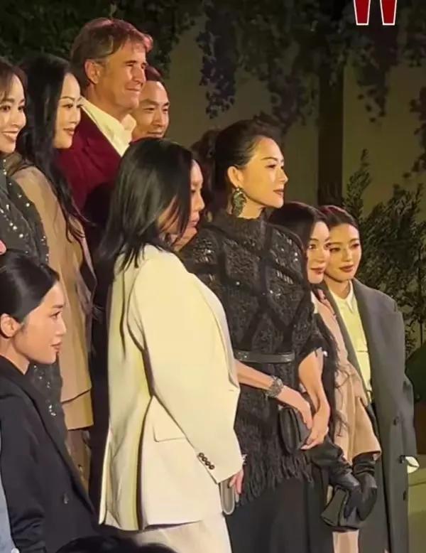 章子怡亮相上海大秀美的太突出 ！侧脸秒杀，像霸气女王高贵冷艳