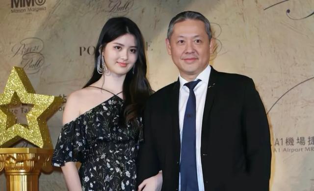 孙芸芸和女儿廖思惟登台版Vogue杂志封面，分不清哪个是妈！