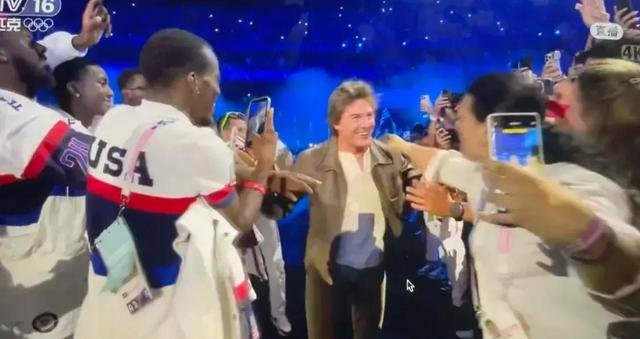 闭幕式两个大惊喜!孙颖莎和巴赫站在一起,汤姆克鲁斯被“强吻”