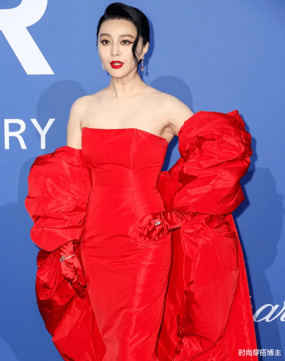 43岁范冰冰红毯上用力过猛，穿大红色又土又俗，像油腻大婶！