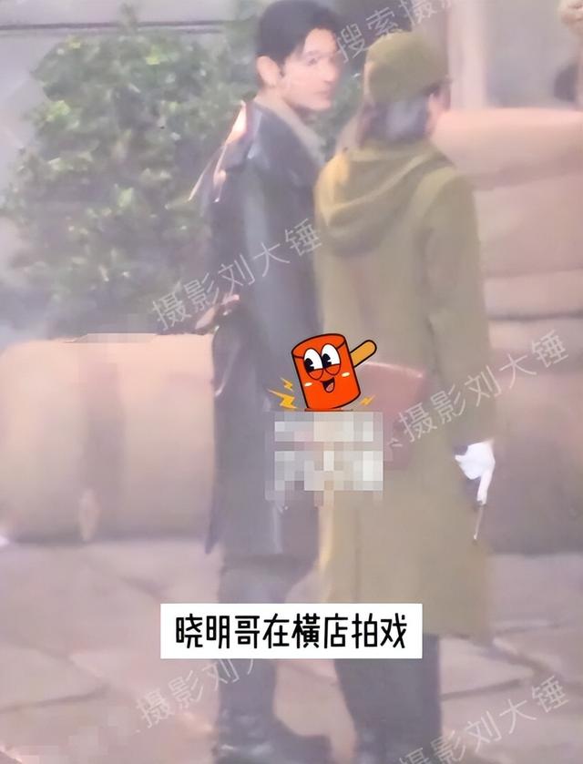 黄晓明拍戏获女友探班，叶珂穿露脐装身材曼妙，私下黏人紧盯教主