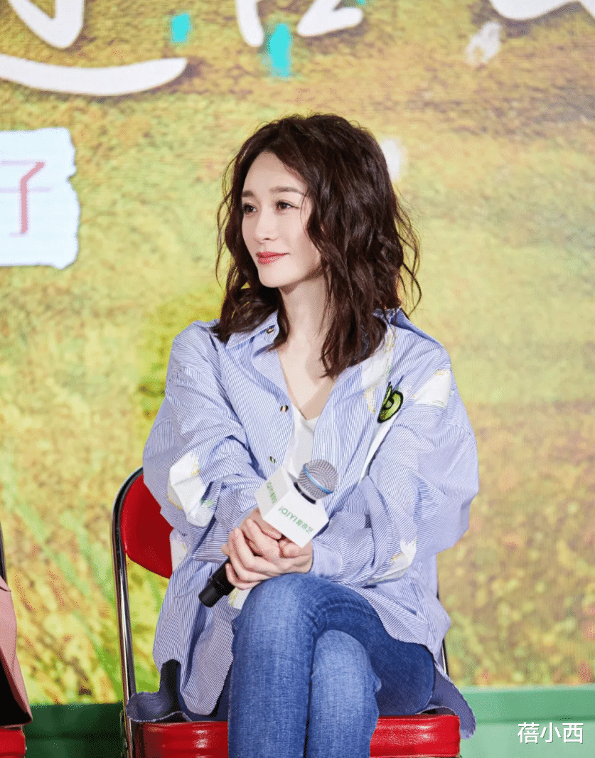 李小冉换了短发减龄20岁,穿红卫衣+短裤,秀出“小鸟腿”好吸睛