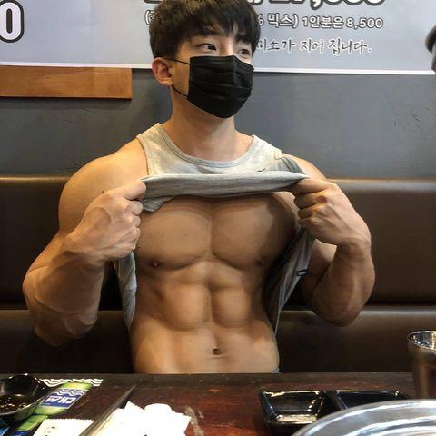 25岁肌肉小鲜肉，粗臂+腹肌，戴上眼镜谁也不爱