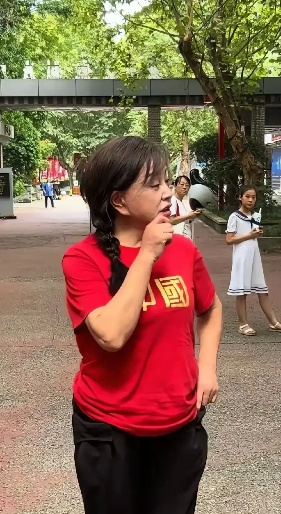 刘晓庆老得也太快了!前几年还很年轻白嫩,转眼就老态尽显了!