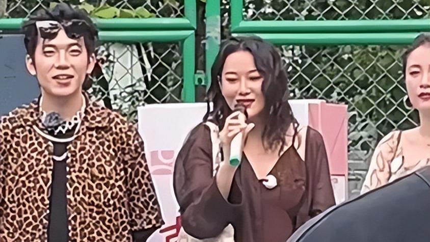 张馨予被偶遇纯生图曝光！身材像150斤，脸型直呼认不出来了！