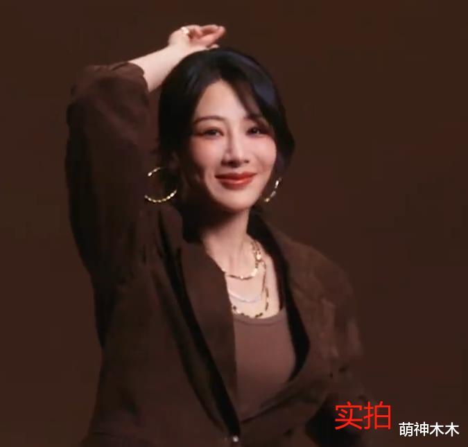 杨紫最新珠宝大片翻车!面部浮肿山根抢镜,被吐槽撞脸傅首尔