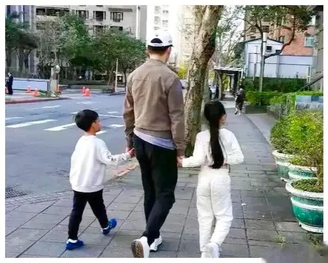 汪小菲孩子有望回北京,刘建国曝有人愿望帮忙,网友:卤嫂哭晕