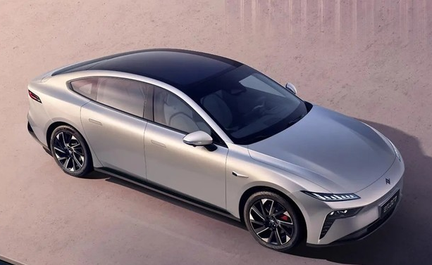 C级车“价格屠夫”，旋转仪表+升降尾翼，仅售9万多，还要啥小米SU7？