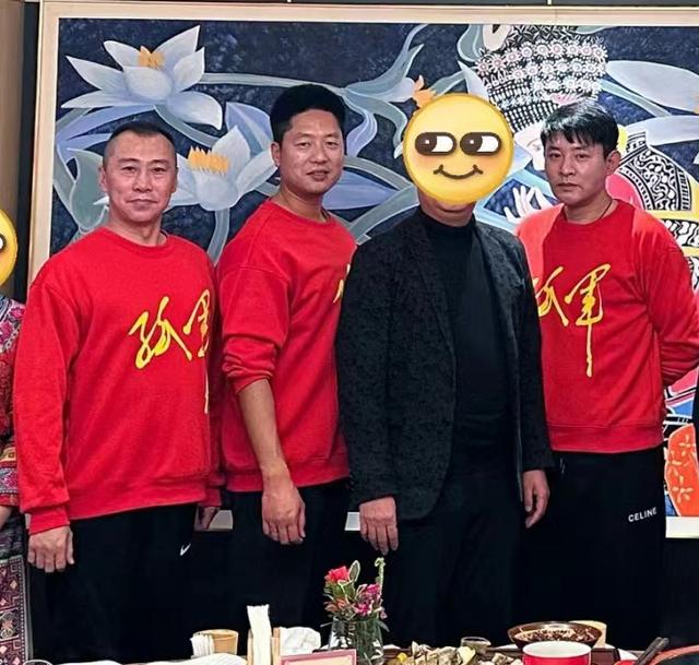 凌潇肃超市购物，憔悴水肿头发炸毛，网友形容像洪世贤流落街头