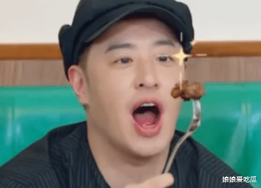 潘玮柏28岁娇妻穿一条丝巾当上衣,好身材展露无遗,难怪结婚4年这么低调