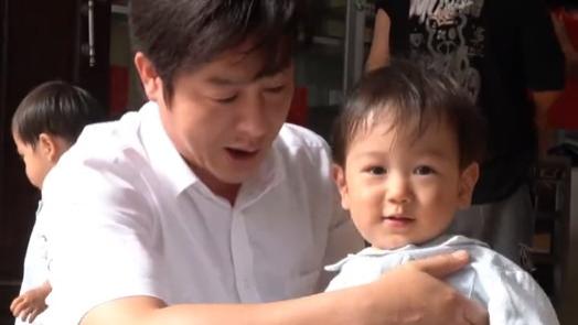 网友自爆带娃度假，三胞胎被“抓”进剧组演戏，张颂文哄娃好搞笑