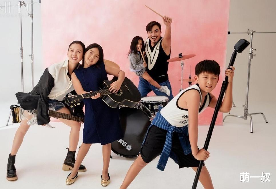 何洁携一家泰国度假,38岁已有白发成焦点,两女儿身材各有千秋