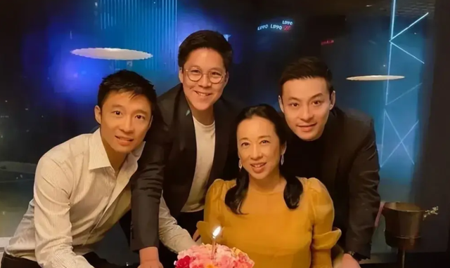 霍震霆朱玲玲疑陪郭晶晶一家旅游,离婚后保持体面,全为了霍启刚