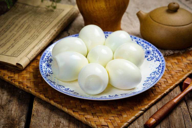 一天一个鸡蛋，是营养佳品还是心血管祸根？提醒：3种鸡蛋要少吃