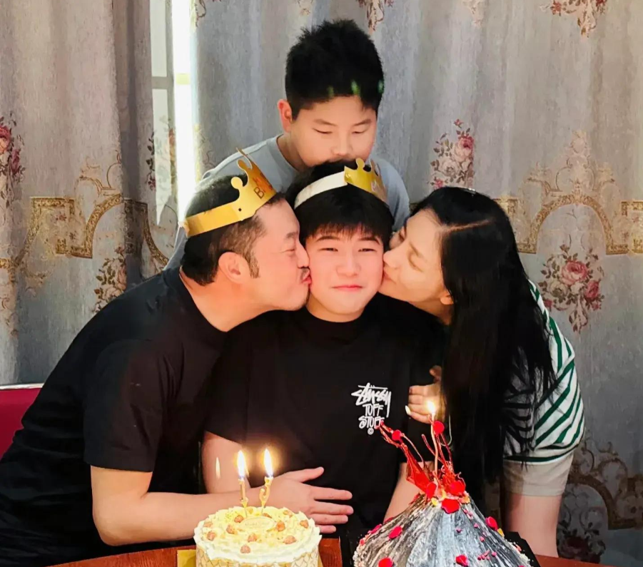 沙溢夫妇为长子庆生！75后胡可长发及腰发型好显嫩，小寿星也帅翻