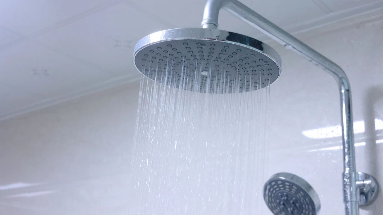 为什么洗完澡后身上还是发痒？医生：这几个因素别忽视