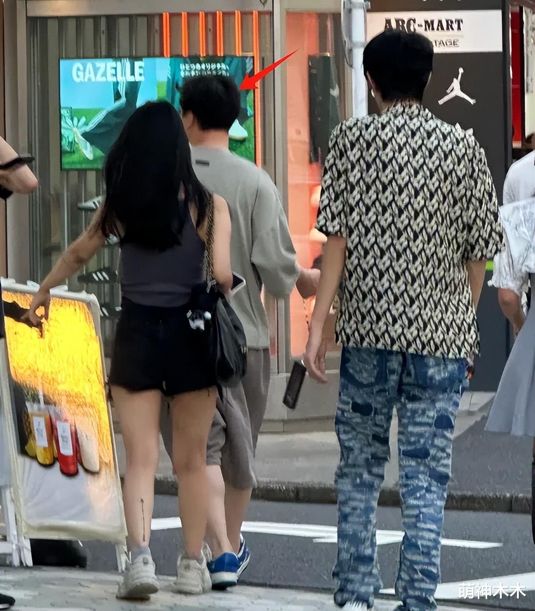 王思聪带女友现身成人店,偷偷点赞前女友美照,新欢旧爱暗中较劲