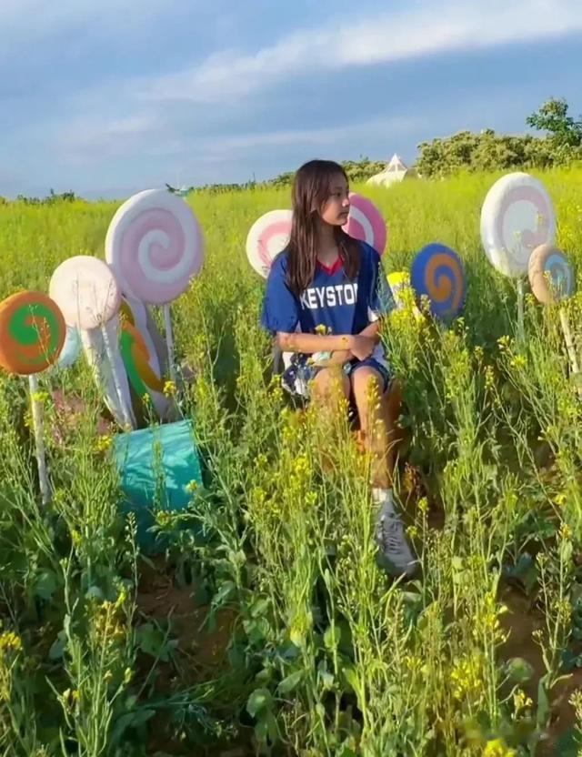 李小璐携女儿外出游玩，12岁甜馨快跟妈妈一样高了，母女俩像姐妹