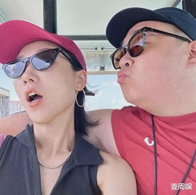 34岁郝劭文终于当爹！二婚妻子孕肚大如箩，两人搂抱一起难掩幸福