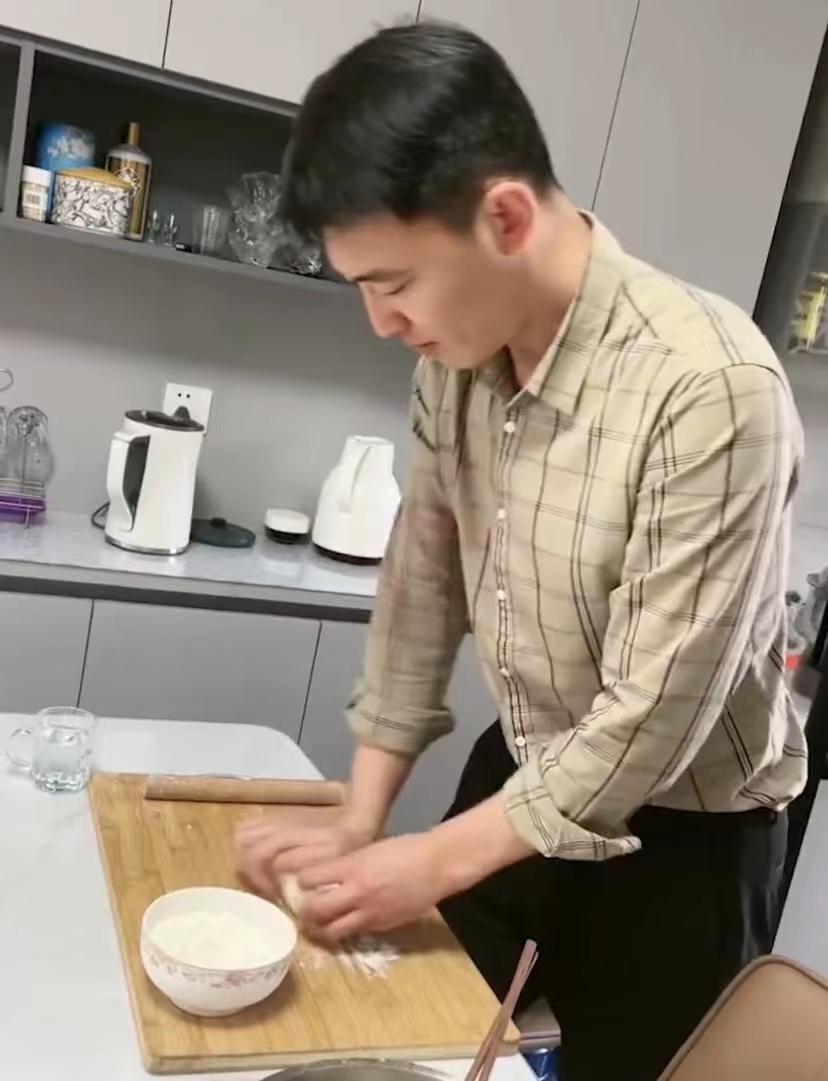 女子18岁见丈夫一眼就相中,如今过20年还看不够,自曝颜值太般配