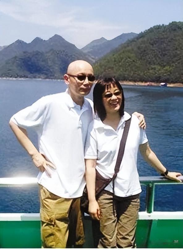 妹妹远在美国，父母也已离世，如今67岁膝下无子的葛优如何了？