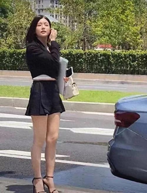 陈妍希离婚后逛街,超短裙秀活力,单身生活愈发精彩