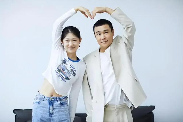 小沈阳女儿变脸式长大！五官立体身材火辣，穿露脐装和爸一般高