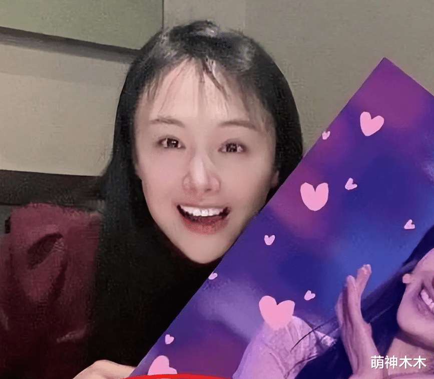 33岁郑爽出国4年大变样，过年吃麦当劳，多次发视频怀念旧时光