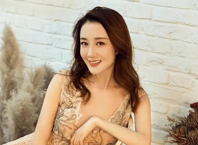 她靠妖娆妲己成名，却在宴会上被狗咬伤毁容，脸上缝补20多针