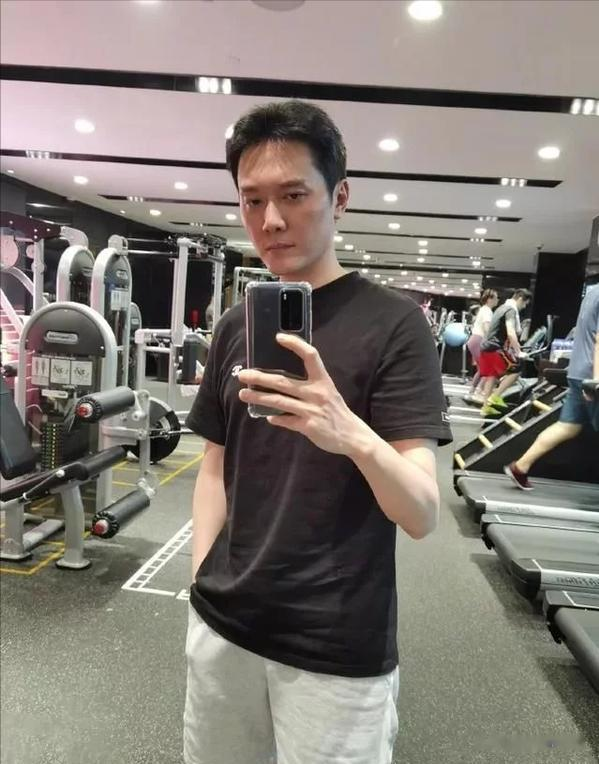 当62岁费翔同框44岁冯绍峰,才知真帅和装帅差距有多大