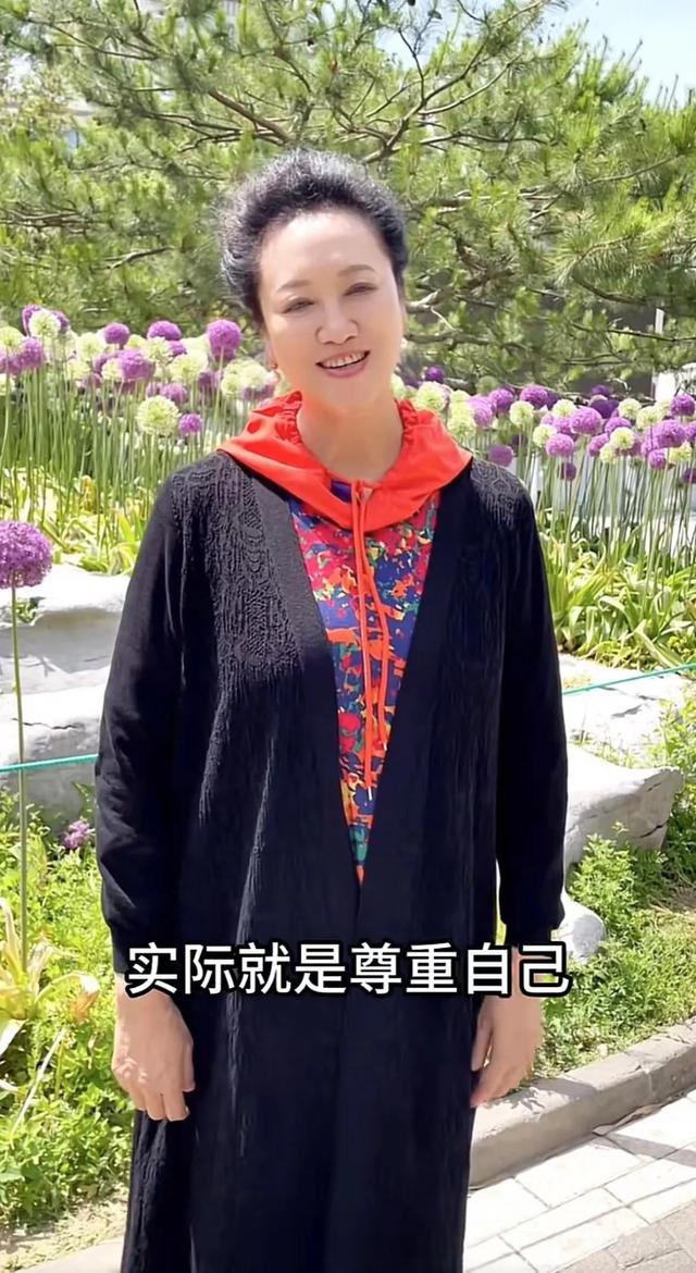 69岁王丽云晒旅游照,脸没修图像个农家奶奶,面相刻薄一脸苦味!