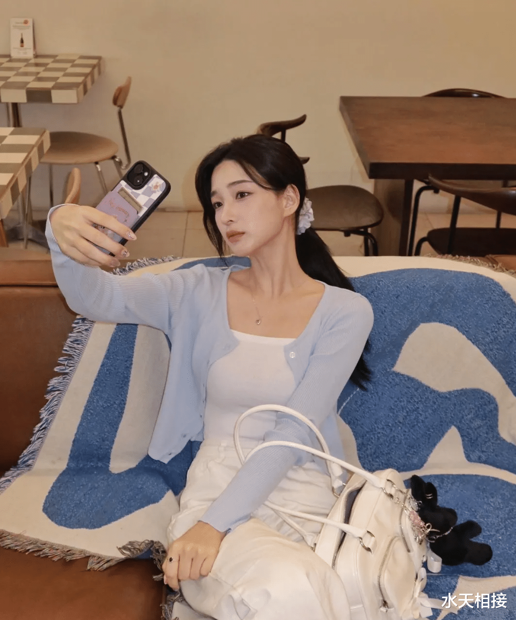 她利用离婚赚钱而招致韩国网友强烈反对:孩子们有什么错?