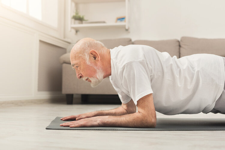 六七十岁的男性做俯卧撑，一次坚持多少个，算身体好？来看看答案